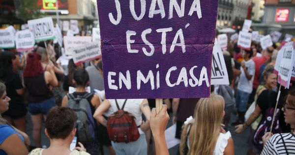Foto: Concentración en la Plaza del Callao de Madrid bajo el lema 'Todas somos Juana' en apoyo a Juana Rivas. (Efe) 