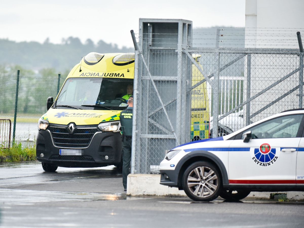 Foto: Una ambulancia recoge a la bilbaína herida en los atentados de Afganistán, en el Aeropuerto de Loiu. (Europa Press/Arnaitz Rubio)