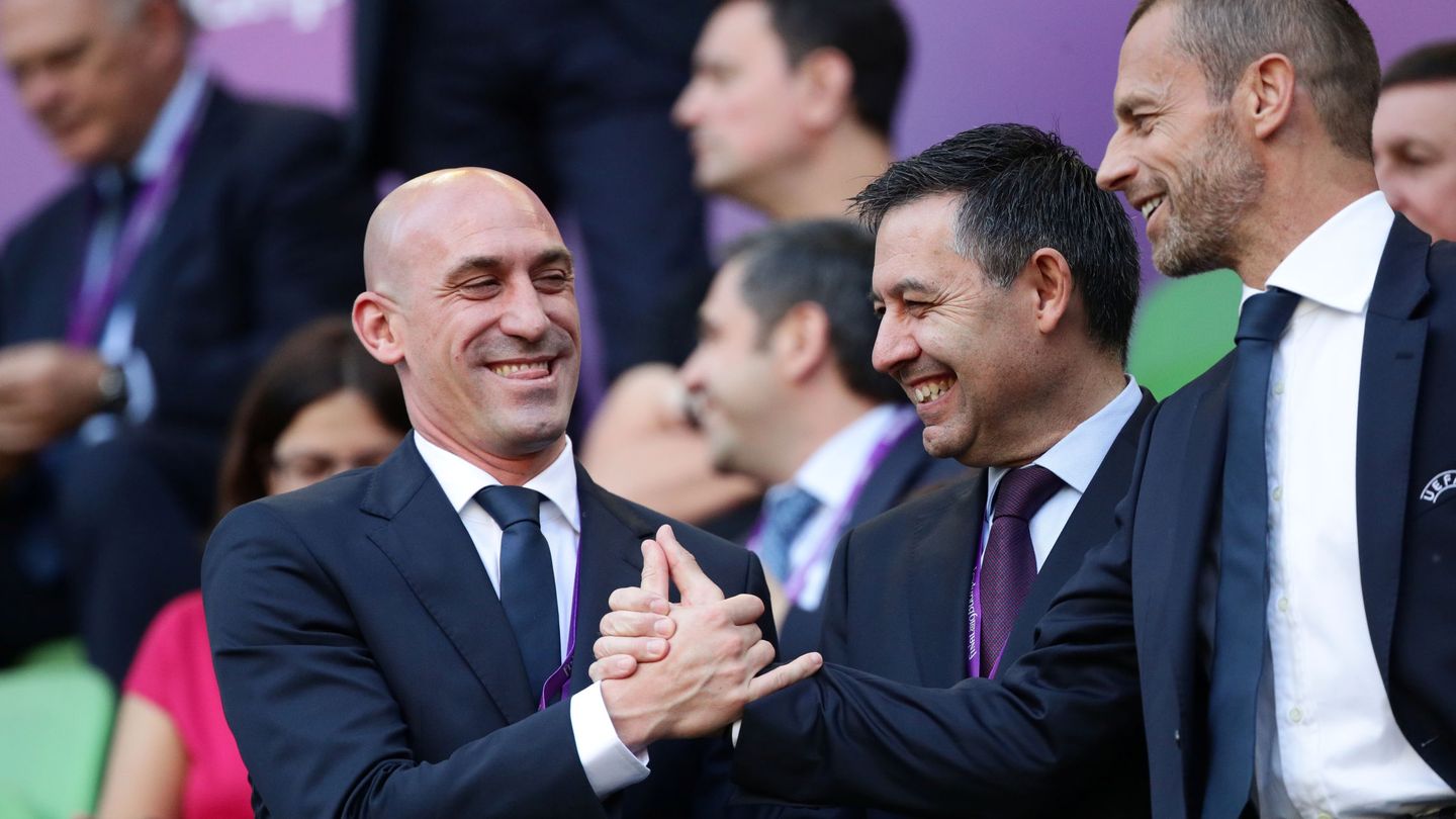Luis Rubiales saluda a Aleksander Ceferin en la final de la Europa League de 2019. (Reuters)
