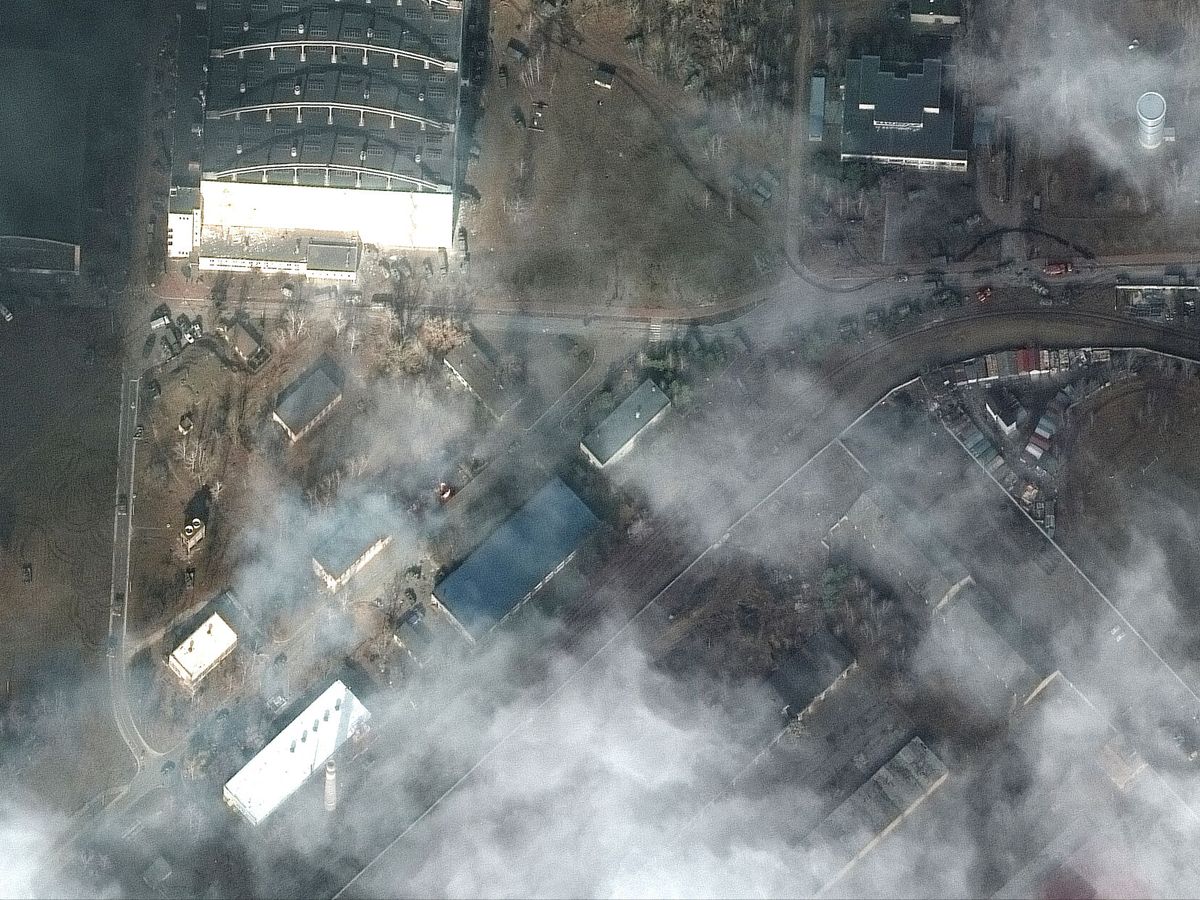 Foto: Imagen por satélite de los daños causados por el bombardeo ruso sobre el aeropuerto de Antonov en Hostomel, Ucrania. (Reuters/Maxar Technologies)