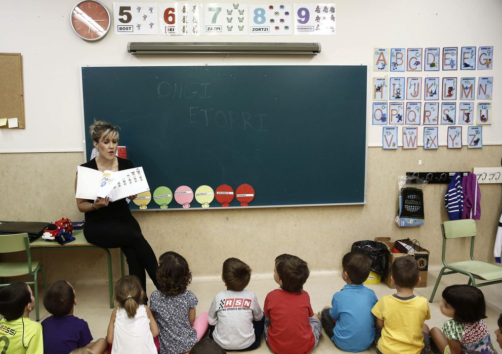 Foto: Una profesora en un aula de Navarra (EFE/Jesús Diges)