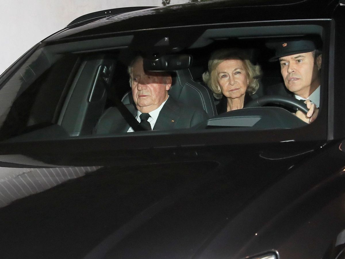 Foto: Los reyes eméritos de España Juan Carlos I y doña Sofía, a su llegada a la capilla ardiente de la infanta Pilar de Borbón. (EFE)