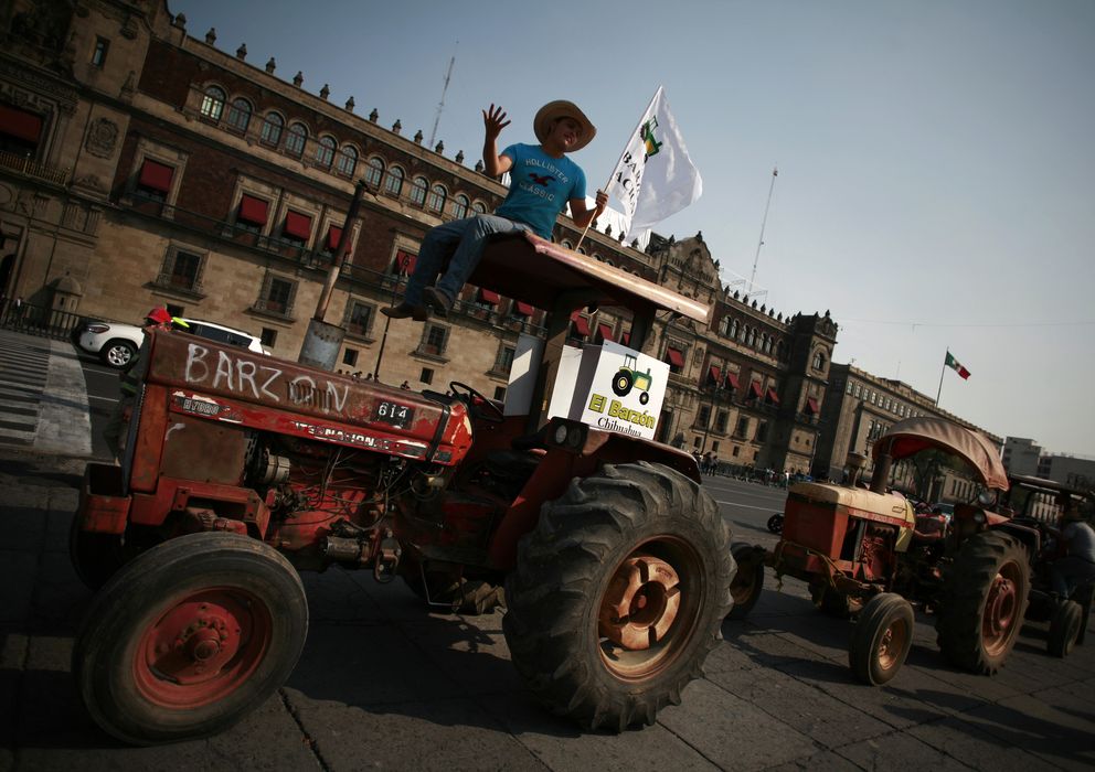 Foto: Un grupo de agricultores protestan en sus tractores en el centro de Ciudad de México por la falta de ayudas ante la sequía. (Reuters)