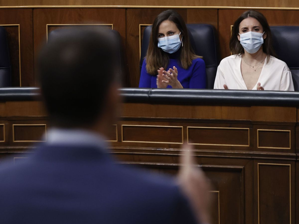 Foto: Pedro Sánchez hablando en el estrado del Congreso ante Ione Belarra e Irene Montero. (EFE/Emilio Naranjo)