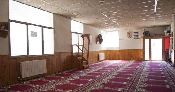 Foto: Vista del interior de la mezquita islámica Annour de Ripoll, en la cual el imán Abdelbaki Es Satty guiaba las oraciones. (EFE)
