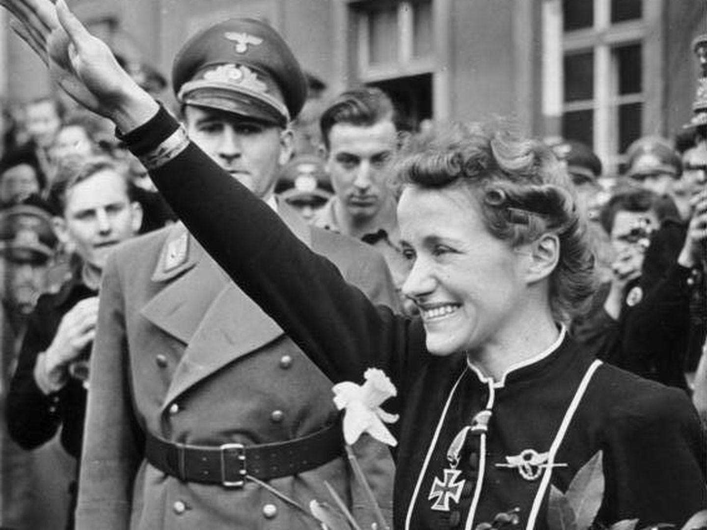 Reitsch haciendo el saludo nazi. (Bundesarchiv)