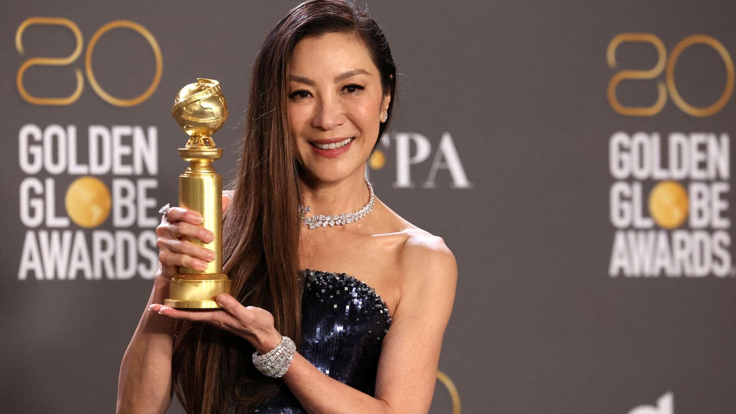 Michelle Yeoh posa con el Globo de Oro por 'Todo en todas partes'. (Reuters/Mario Anzuoni)