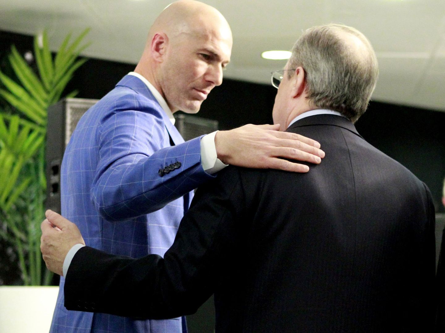 Zidane conversa con Florentino Pérez en el palco del estadio Santiago Bernabéu. (EFE).