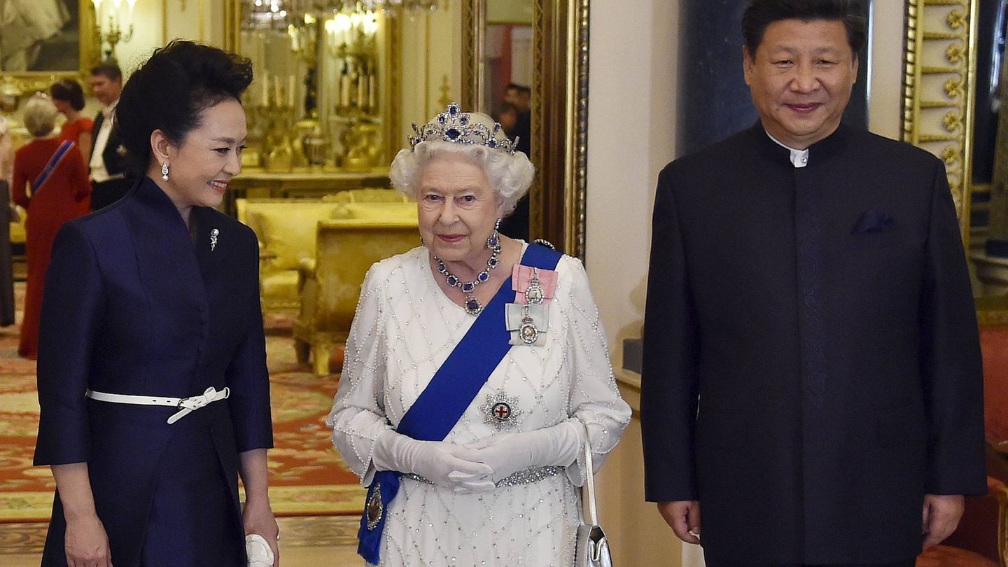 El matrimonio chino con la reina Isabel II. (Getty)