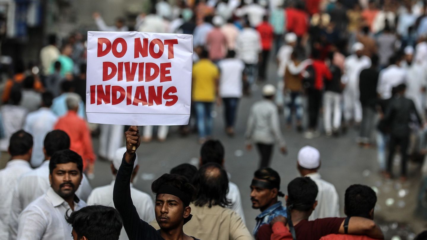 Decenas de estudiantes participan en una protesta en Nueva Delhi (India) (EFE)