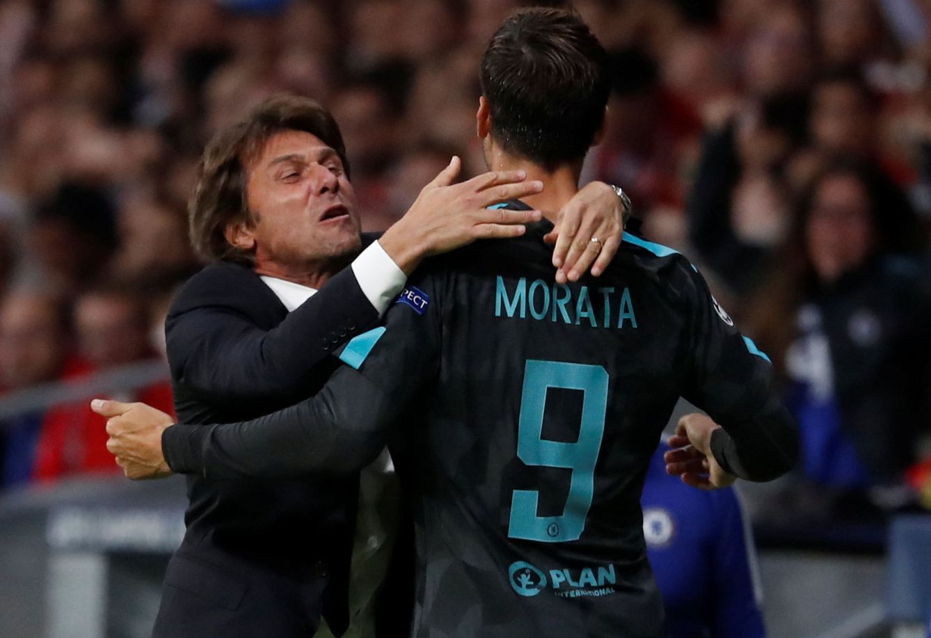 Antonio Conte abraza a Álvaro Morata. (Reuters)