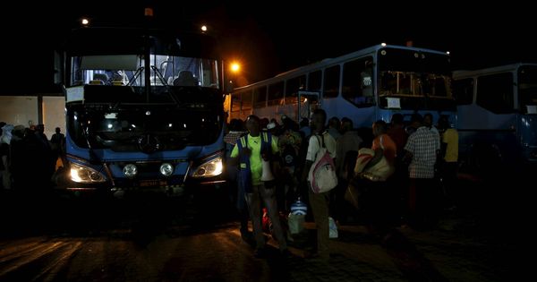 Foto: Inmigrantes ilegales esperan para subir a un autobús en la ciudad de Agadez, Níger. (Reuters)