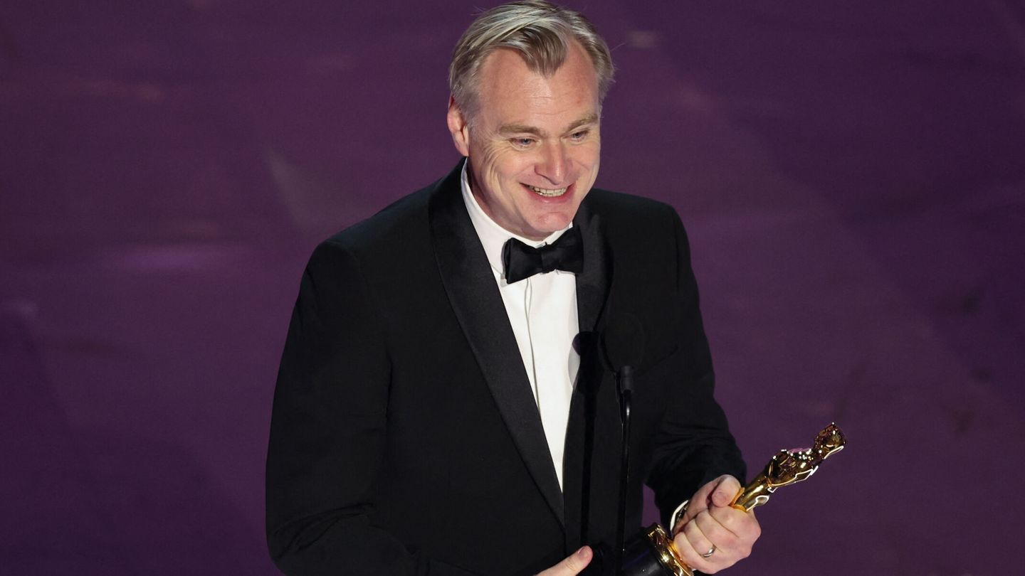Christopher Nolan wins the Oscar for Christopher Nolan recibe el premio Oscar. (REUTERS/Mike Blake)