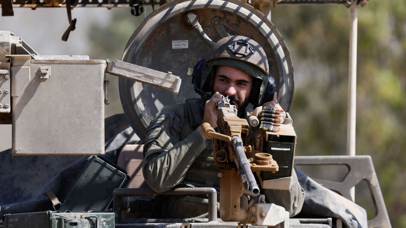 Foto: Un soldado israelí en un tanque. (Reuters/Amir Cohen)