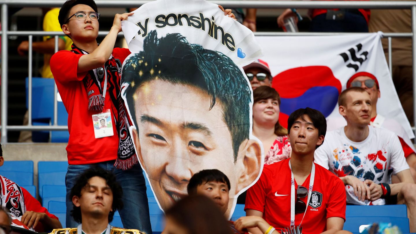 Los aficionados de Corea del Sur muestran un pancarta de Heung-Min Son. (REUTERS)