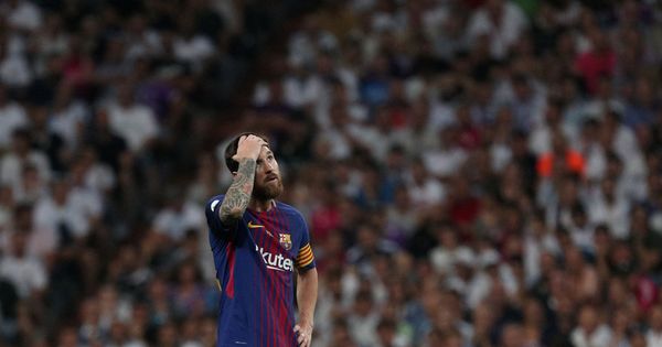 Foto: Messi, pensándose su renovación en el césped del Santiago Bernabéu. (Reuters)