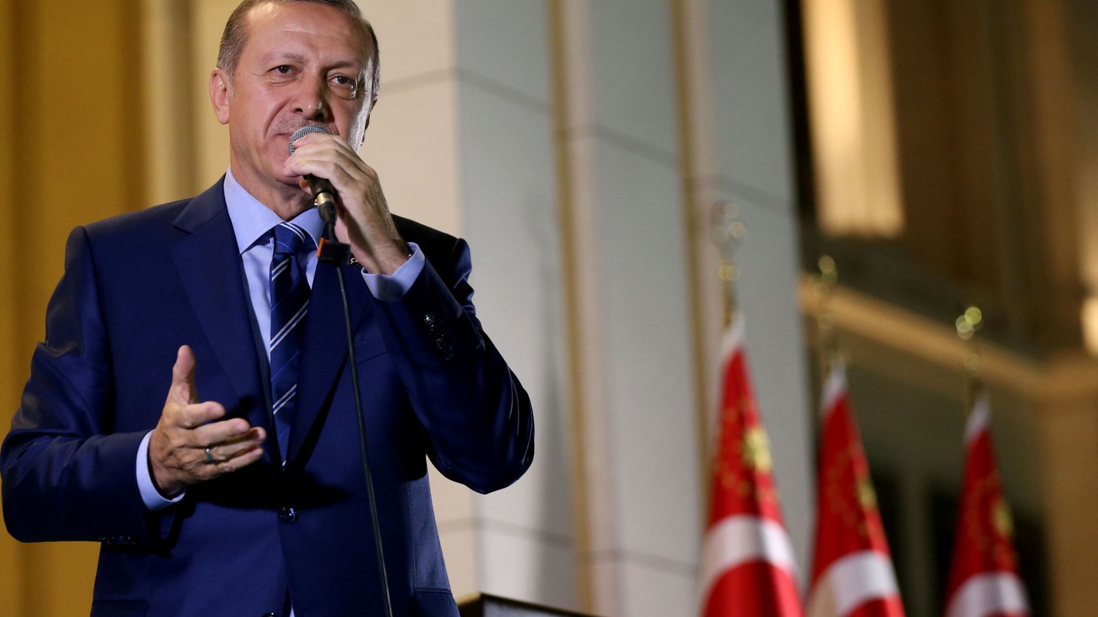 Foto: El presidente de Turquía, Tayyip Erdogan, en una alocución en la puerta del palacio presidencial este miércoles. (Reuters)