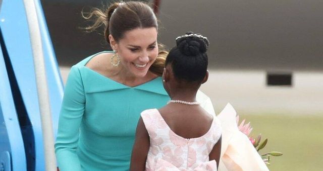 Kate Middleton, en uno de los momentos del recibimiento en Bahamas. (CP)