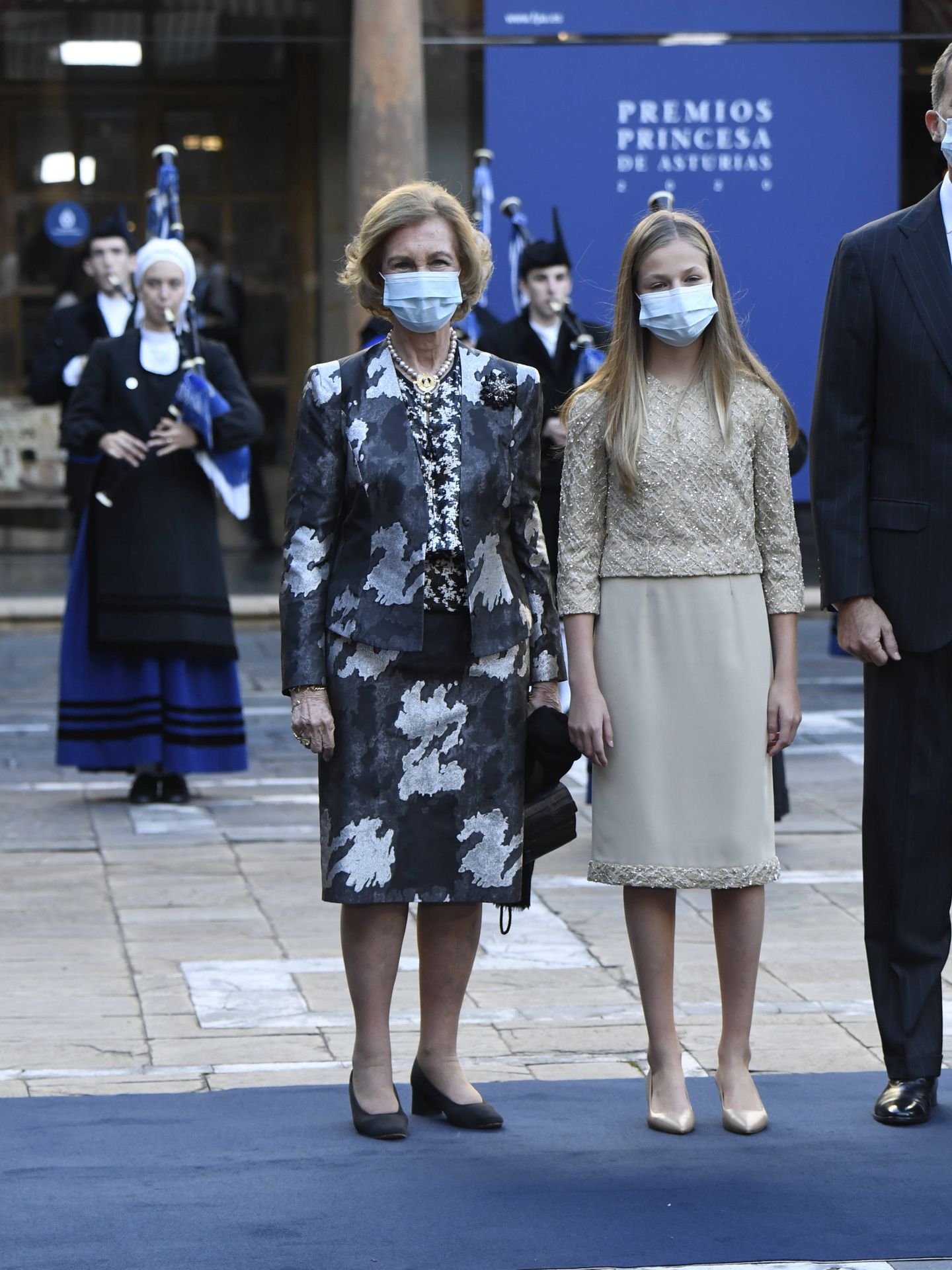 La princesa Leonor y la reina Sofía, a su llegada a la ceremonia. (Limited Pictures)