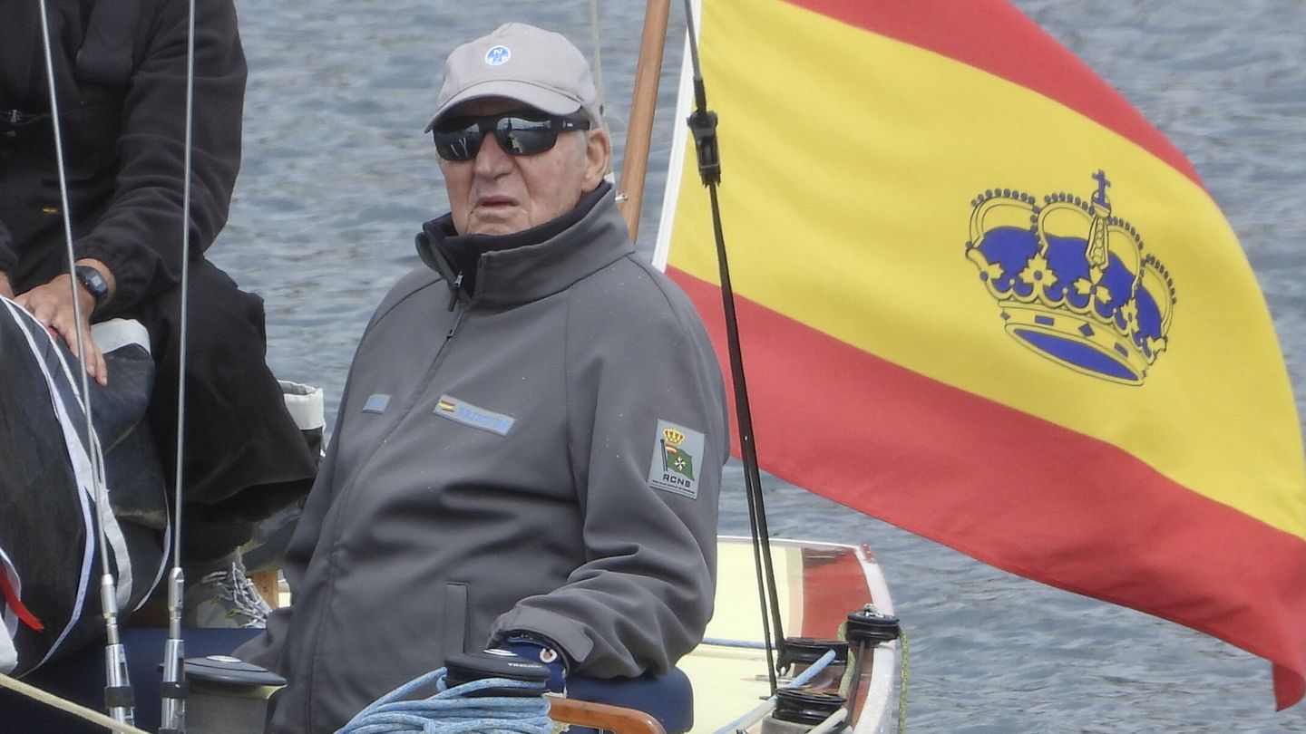 Juan Carlos I regresa de navegar en Sanxenxo este jueves. (EFE/Lavandeira Jr) 