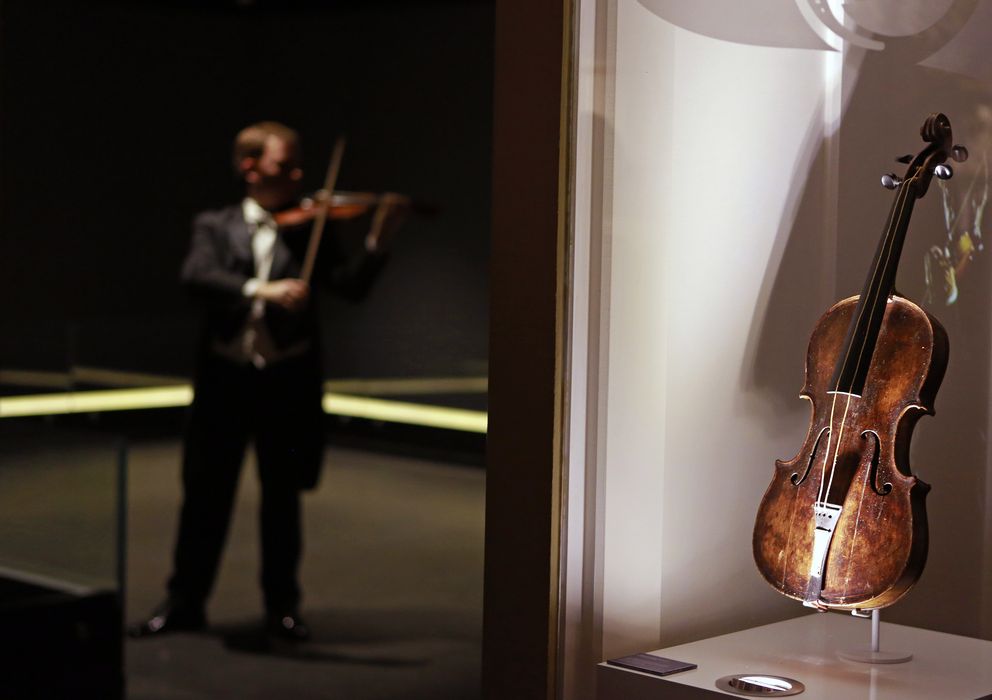 Foto: El violín que perteneció al director de orquesta del Titanic Wallace Hartley. (Reuters)