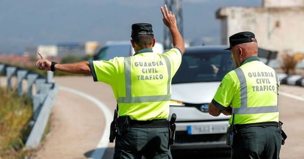Foto: Agentes de tráfico en carretera (Efe)