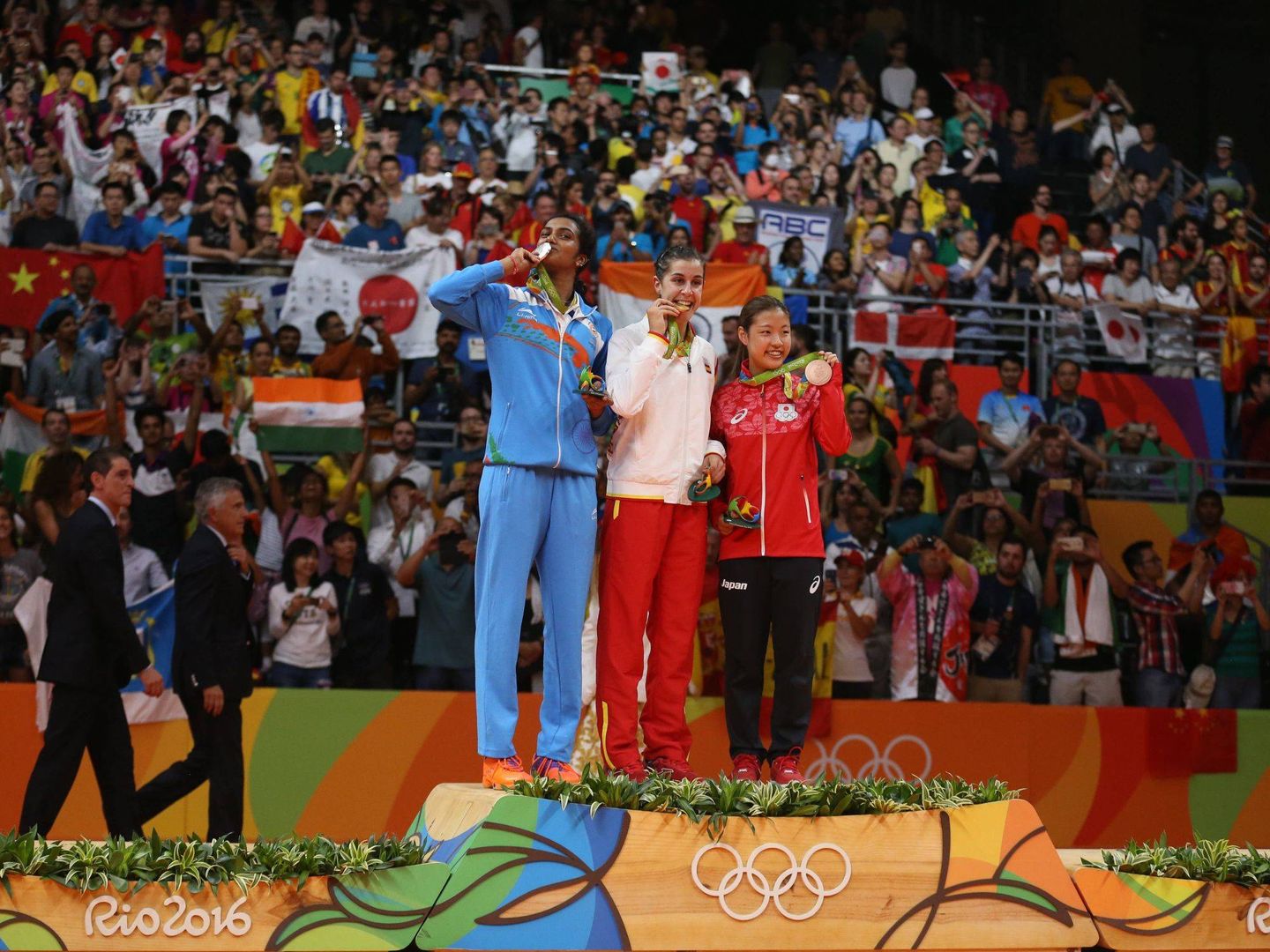 Carolina Marín, en lo más alto del podio de los Juegos de Río, con David Cabello al fondo. (Cordon Press)