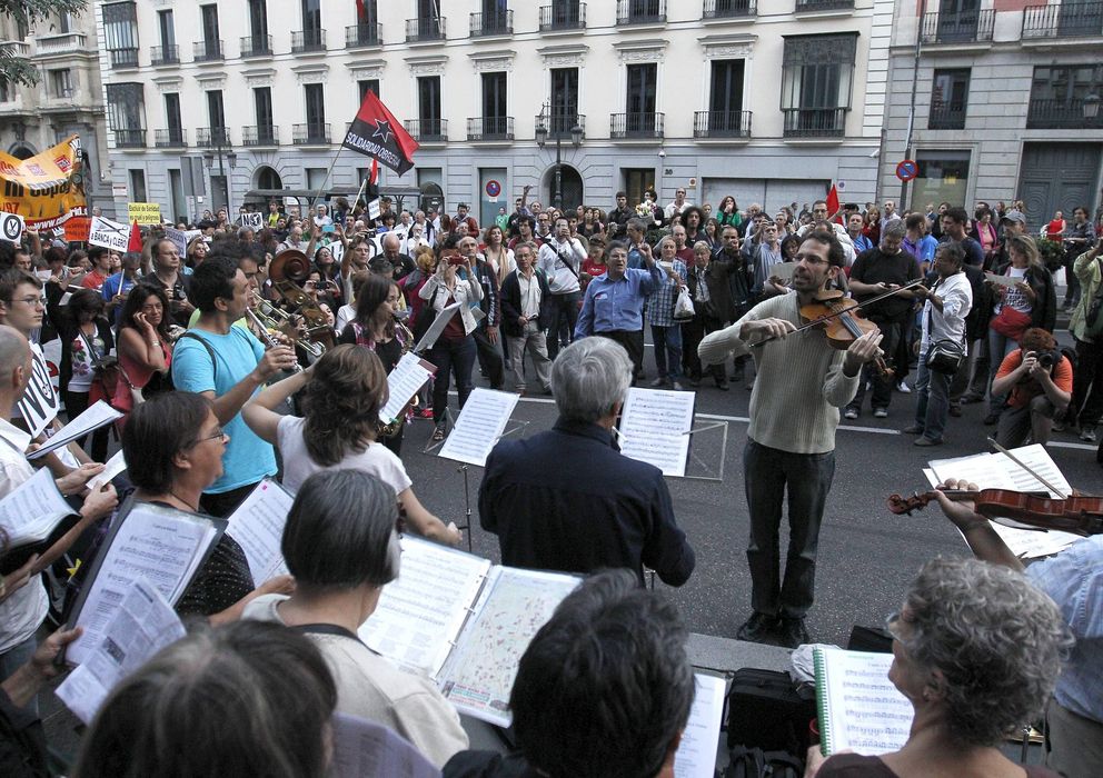 Foto: La Orquesta Solfónica en una manifestación contra la privatización sanitaria en Madrid. (Efe)