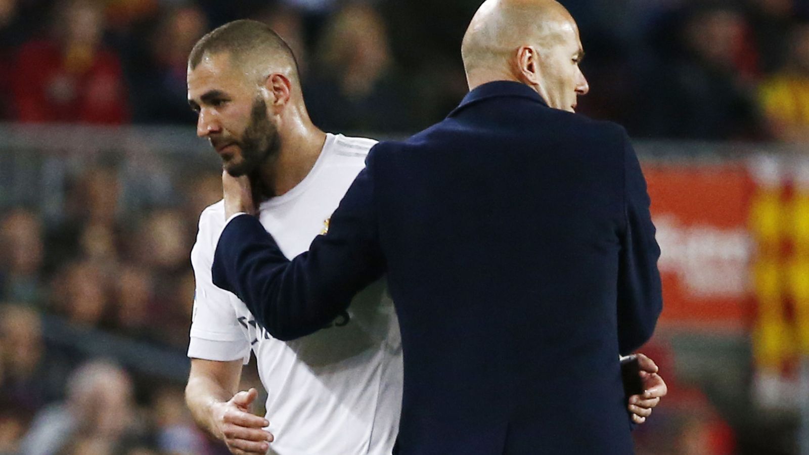 Foto: Zidane abraza a Benzema después de sustituirle. (Reuters)