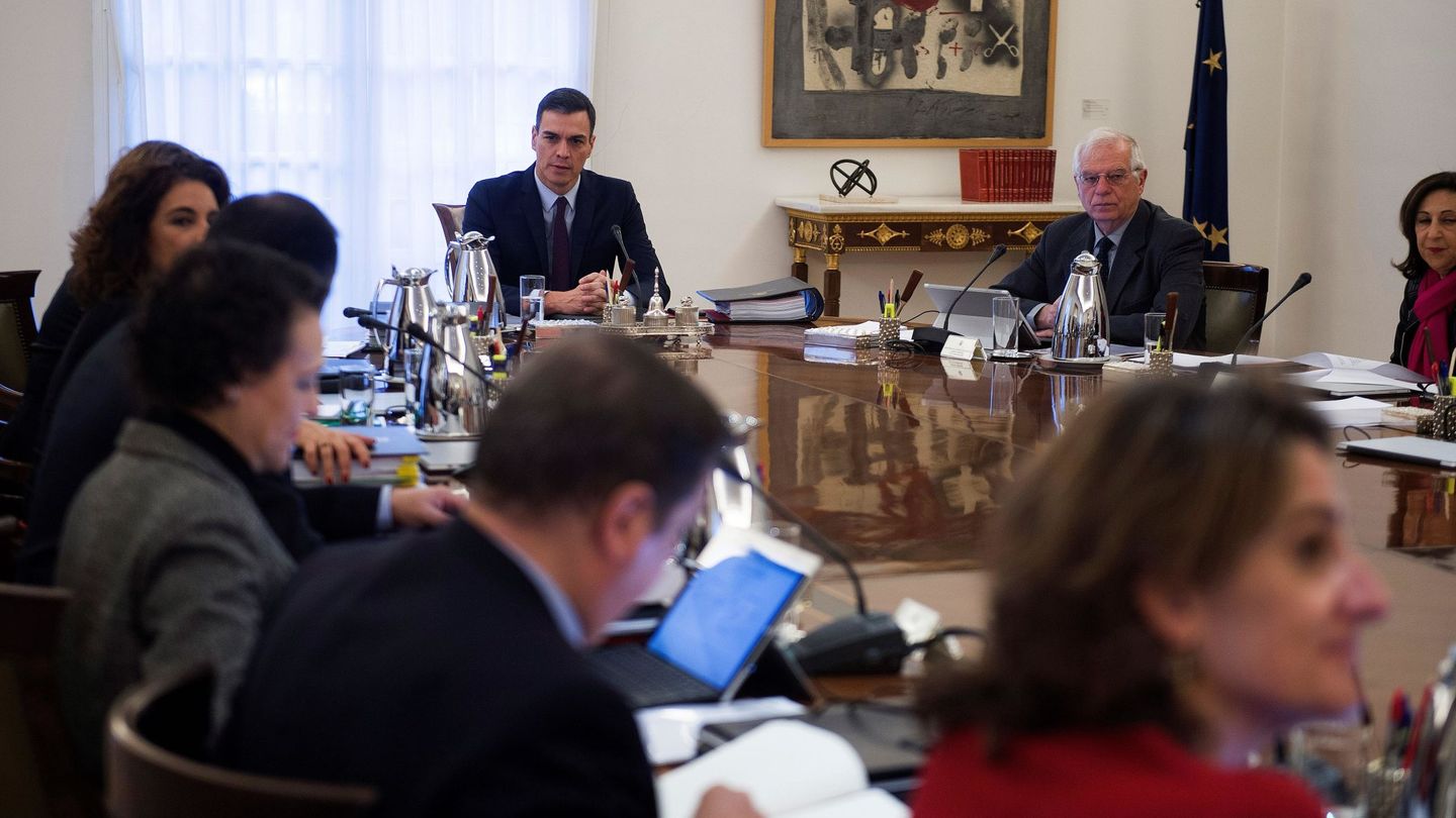 El presidente del Gobierno, Pedro Sánchez, preside la reunión del Consejo de Ministros extraordinario. (EFE)