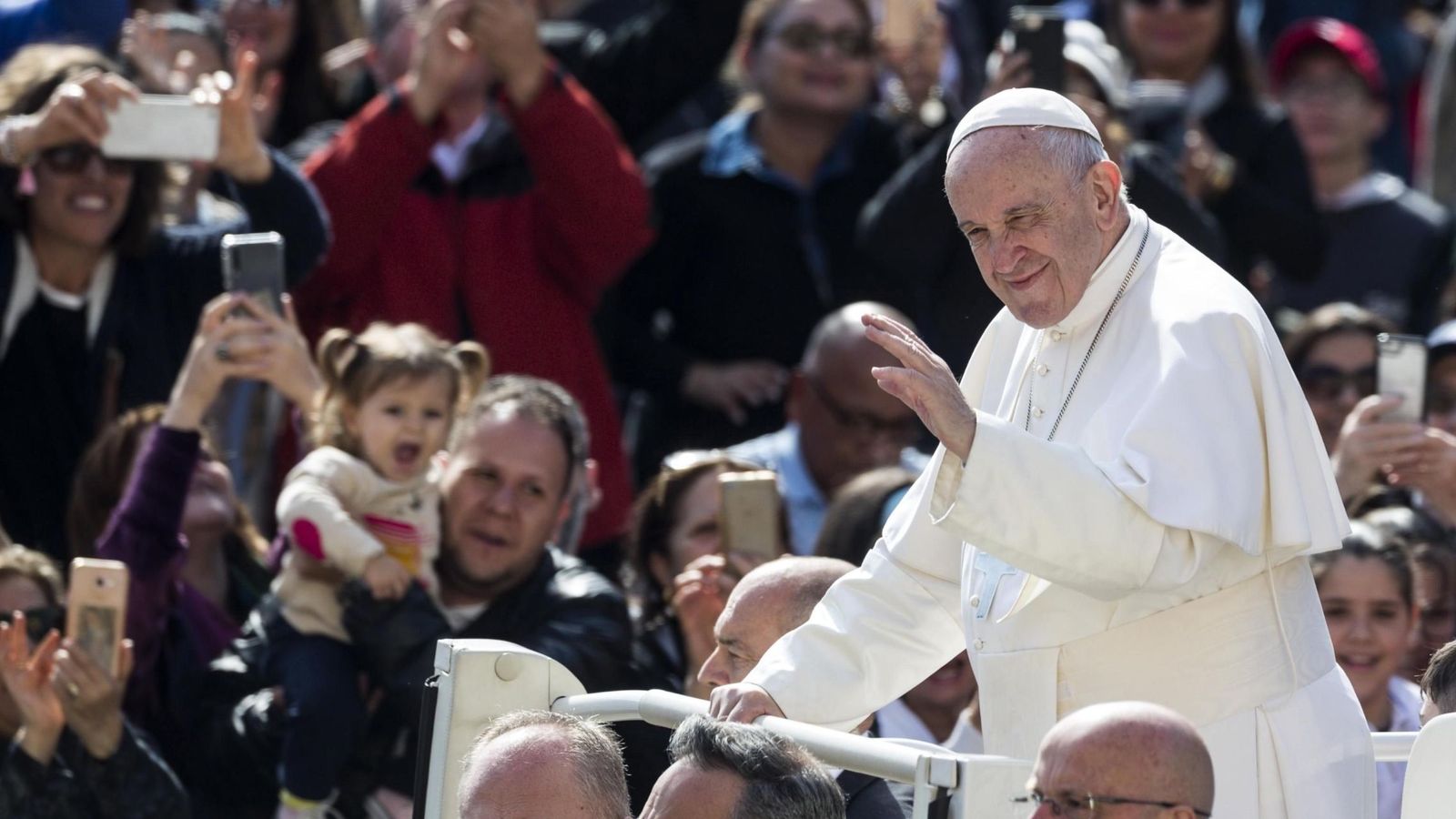 Foto: El papa Francisco saluda a los fieles durante la audiencia general semanal, este miércoles (Efe)