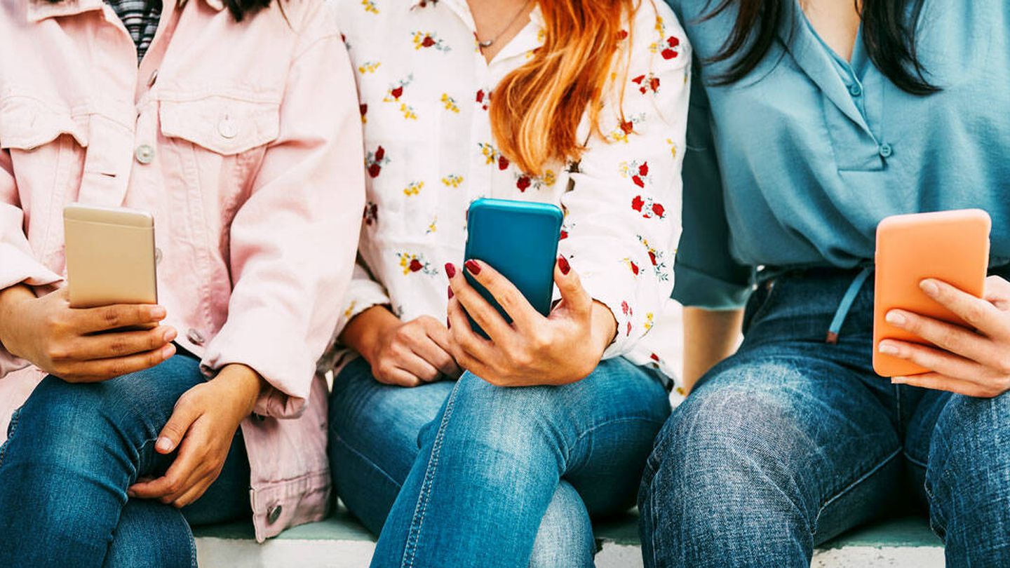 Un grupo de chicas con sus smartphones. (iStock)