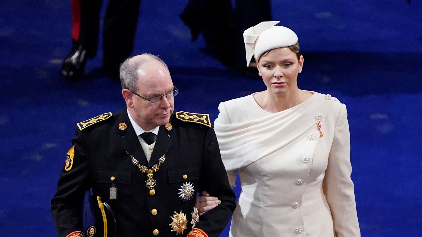 Alberto y Charlène de Mónaco, en la coronación. (Reuters/Andrew Matthews)