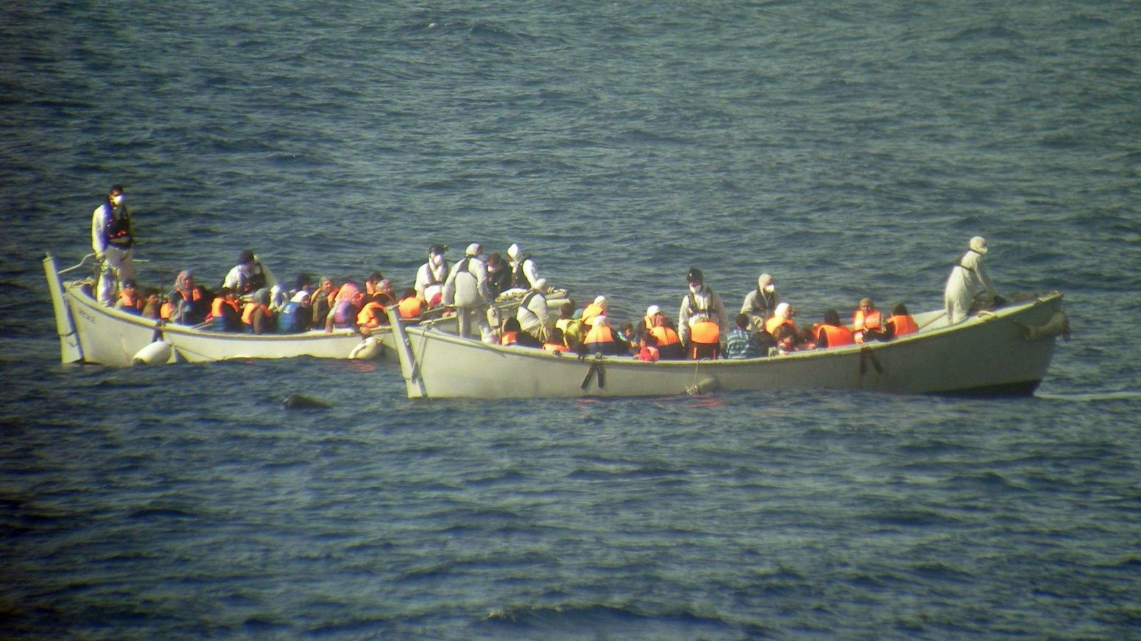 Foto: Rescate de varios inmigrantes entre Sicilia y el Norte de África. (EFE)