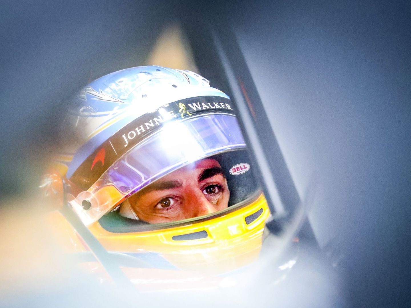 Fernando Alonso sigue peleando por estar arriba, a pesar de las dificultades que supone el motor Honda. (EFE)