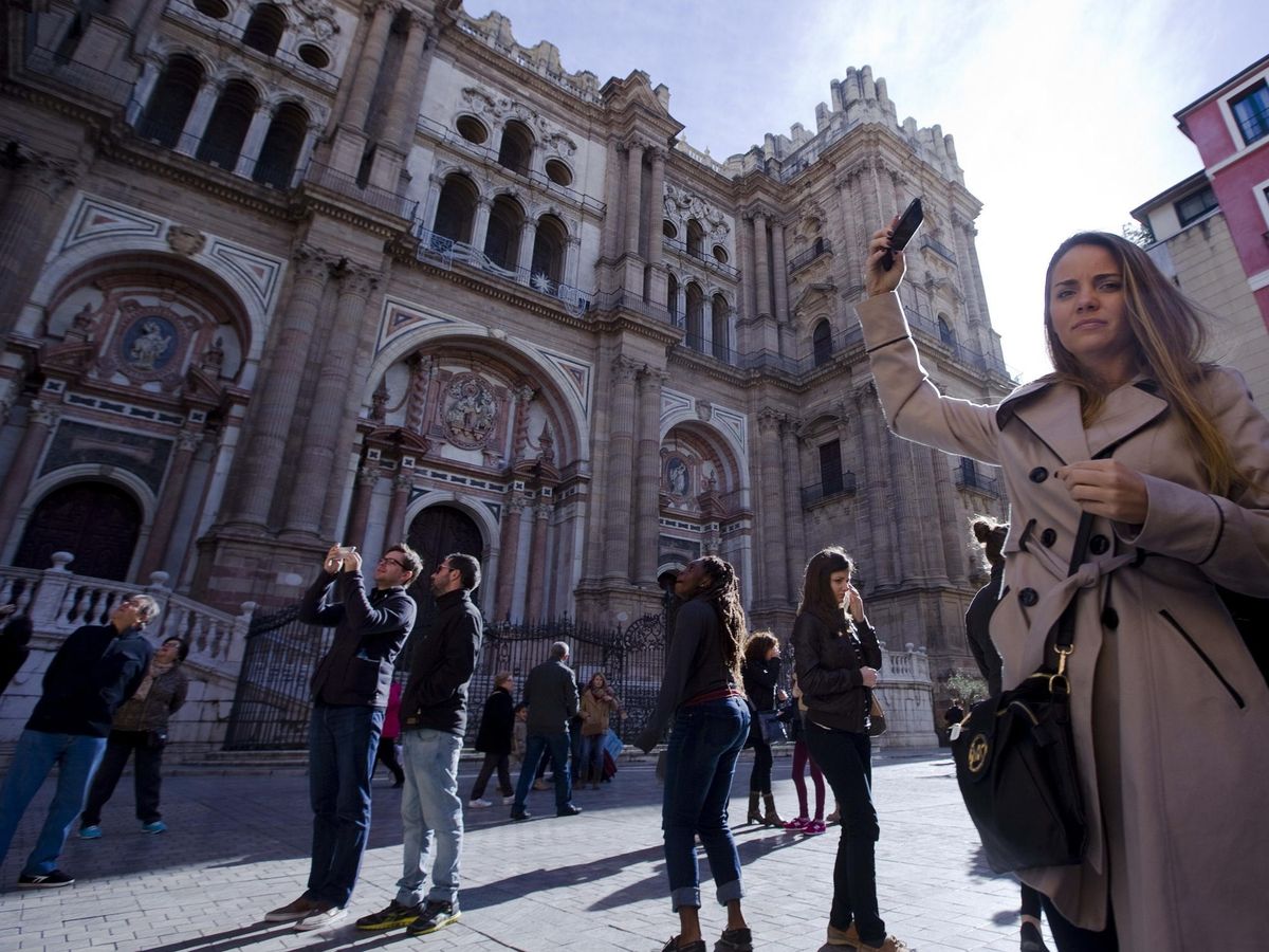 Foto: Imagen de archivo de turistas junto a la Catedral de Málaga. (EFE)
