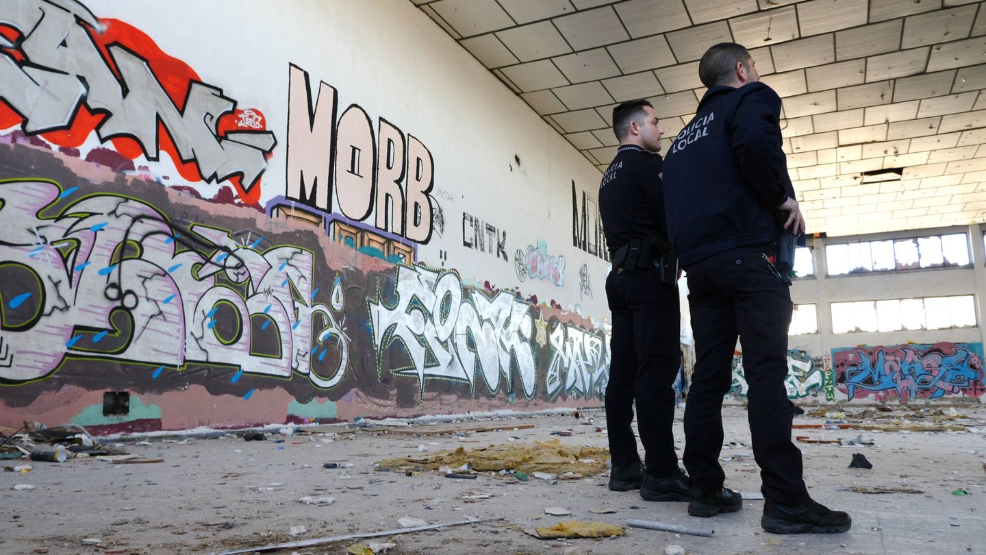 Agentes de la unidad policial de Elche, en una nave abandonada usada por los grafiteros. (Ernesto Torrico)