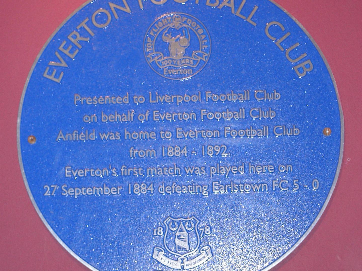 Placa en Anfield que rememora cuando el Everton jugaba como local en el actual estadio 'red'.