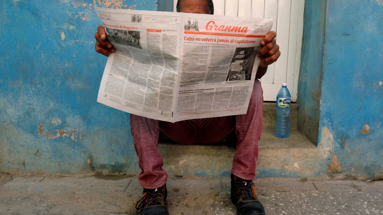 Foto: Un hombre lee el 'Granma' en La Habana. (Reuters)