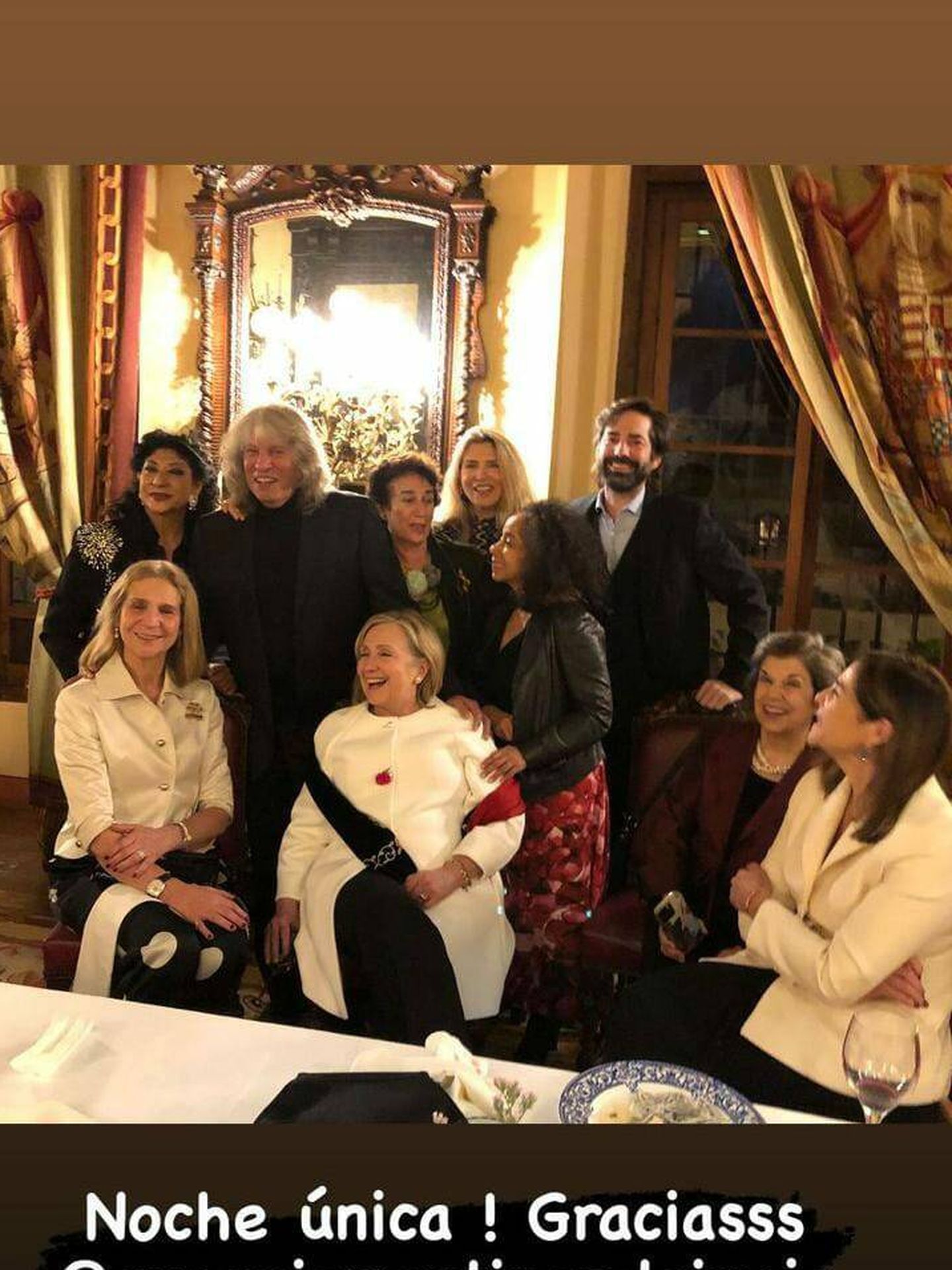 Hillary Clinton, la infanta Elena, José Mercé y otro grupo de invitados disfrutan de la noche. (Instagram/@sandrasegimon)