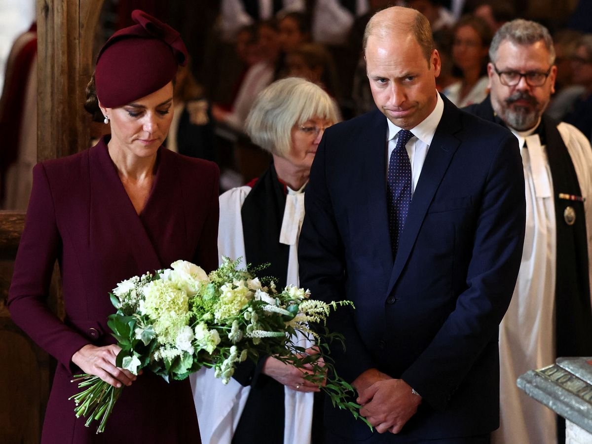 Foto: Los príncipes de Gales honran la memoria de Isabel II. (Reuters/Pool/Toby Melville)