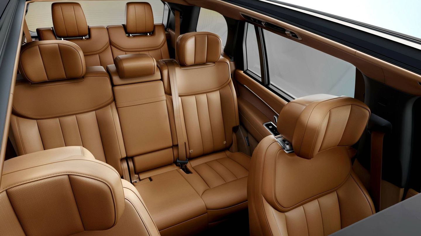 Por primera vez en la historia, este nuevo Range Rover se ofrece con una tercera fila de asientos, lo que permite acomodar hasta a siete adultos.
