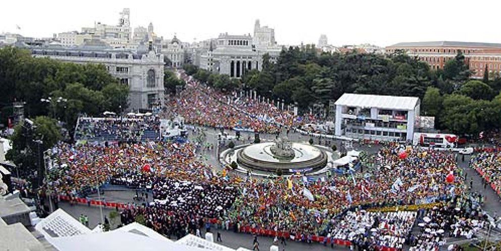 Foto: El Papa cruza la Puerta de Alcalá escoltado por 50 jóvenes de todos los continentes