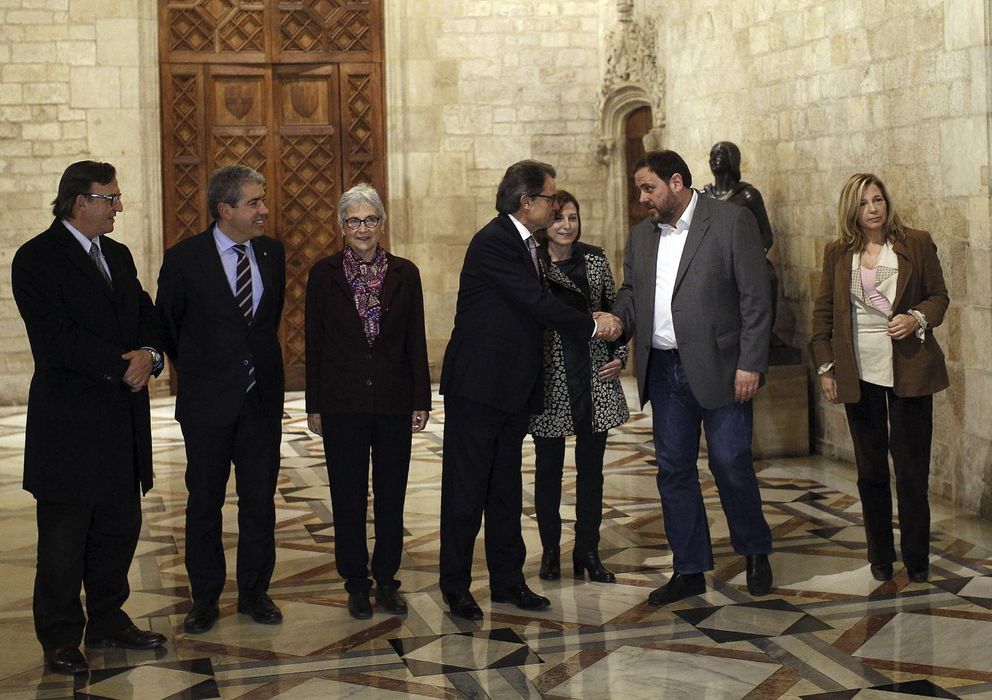 Foto: Mas estrecha la mano de Junqueras tras el anuncio del adelanto electoral en Cataluña. (Efe)