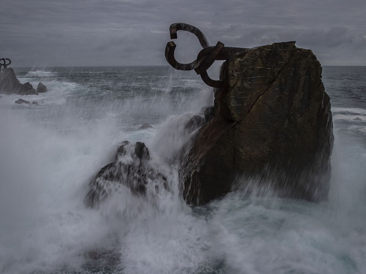 Foto: Una ola rompe en la escultura El Peine del Viento. (EFE/Javier Etxezarreta)