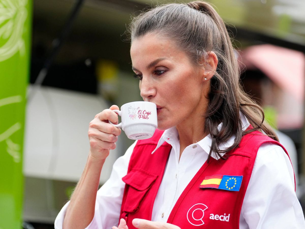 Foto: La reina Letizia probando el café en Colombia. (LP)