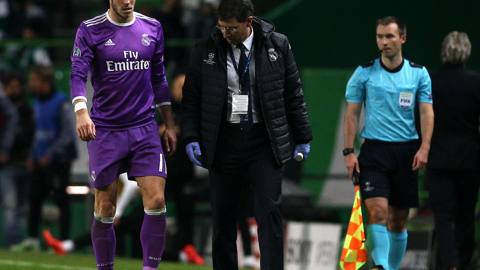 Foto: En la imagen, Bale se retira del terreno de juego del José Alvalade de Lisboa tras caer lesionado (Reuters)