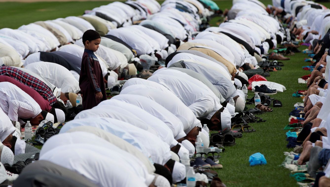 Un grupo de hombres y niños musulmanes participan en las oraciones del Eid al-Fitr, que marcan el final del Ramadán. (EFE)