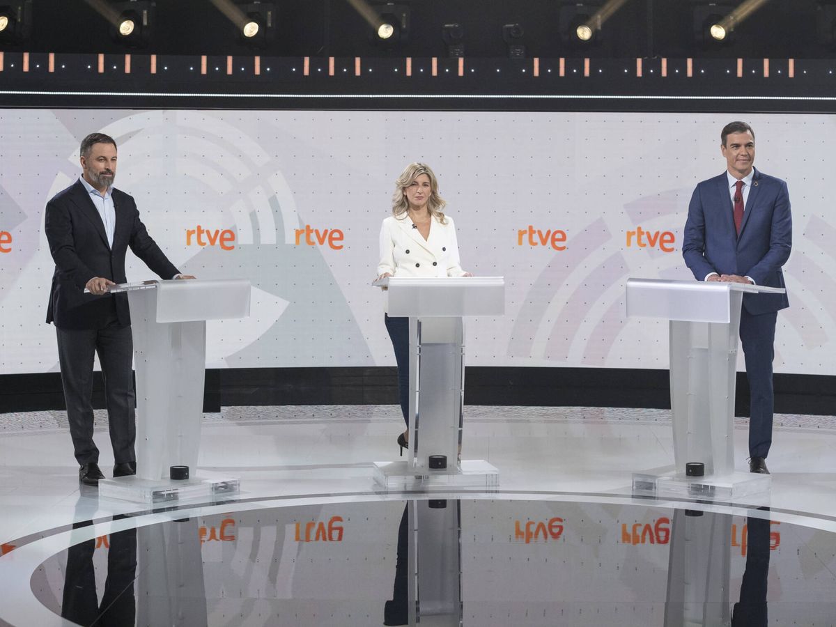 Foto: Santiago Abascal, Yolanda Díaz y Pedro Sánchez, en el plato de RTVE momentos antes del arranque del debate. (RTVE)