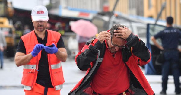 Foto: Miembros de los servicios de rescate continúan con las labores de búsqueda entre los escombros del puente derrumbado en Génova. (EFE)